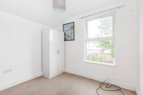 3 bedroom flat to rent, Chesterton Terrace e13, Plaistow, London, E13