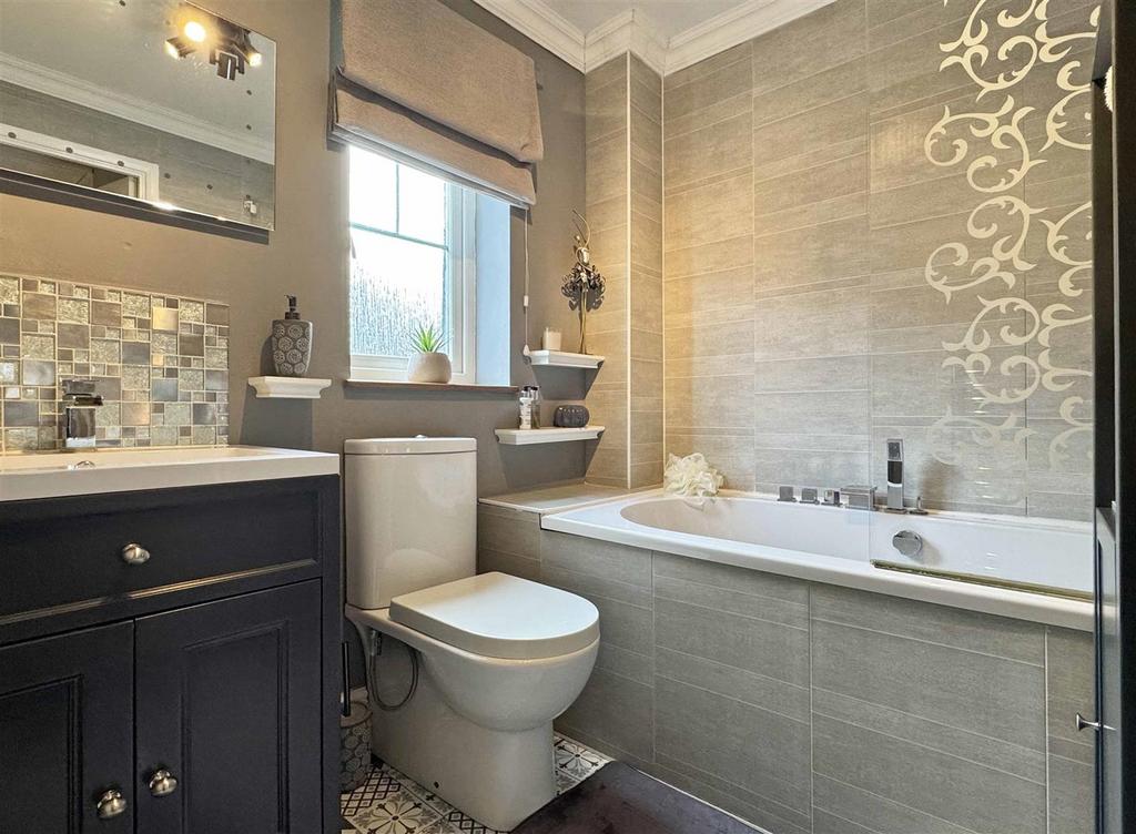 Bathroom b.jpg
