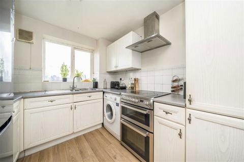 2 bedroom flat to rent, Harlinger Street, London SE18