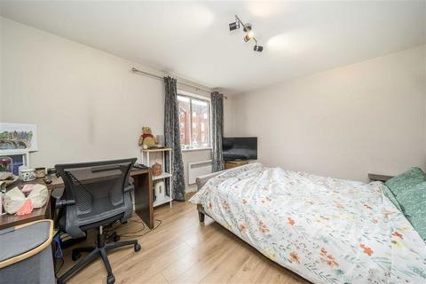 2 bedroom flat to rent, Harlinger Street, London SE18