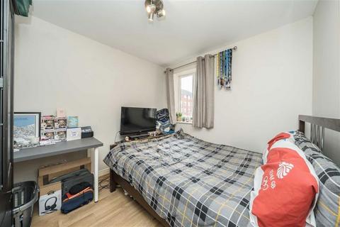 2 bedroom flat to rent, Harlinger Street, London SE18