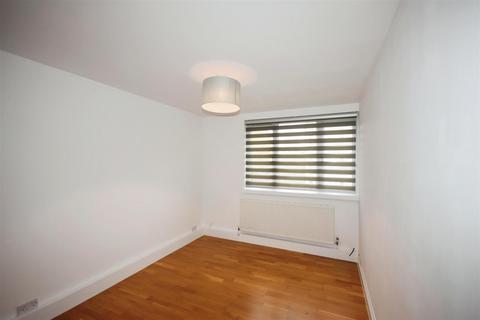 3 bedroom block of apartments to rent, Brent Lea, Brentford