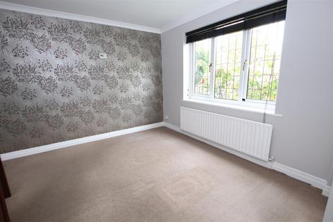 4 bedroom detached house to rent, Heathmoor Close, Idle, Bradford