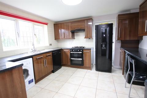 4 bedroom detached house to rent, Heathmoor Close, Idle, Bradford