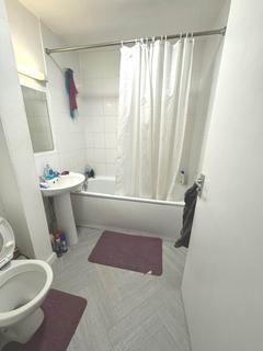 1 bedroom in a house share to rent, Pevensey Road, Slough SL2