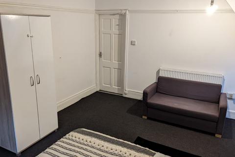 1 bedroom in a house share to rent, Pinner HA5