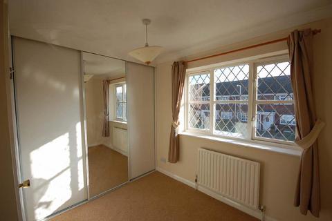 3 bedroom terraced house to rent, Hawthorne Place, Surrey KT17