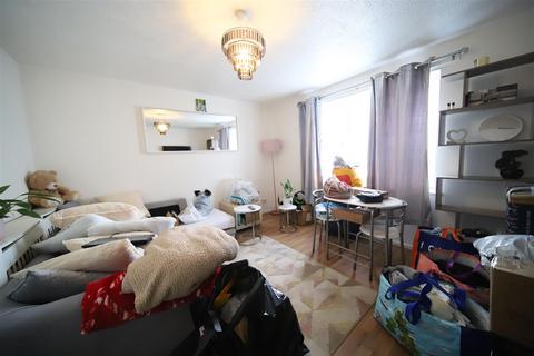 1 bedroom flat for sale, Swaythling Close, London