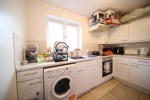 1 bedroom flat for sale, Swaythling Close, London