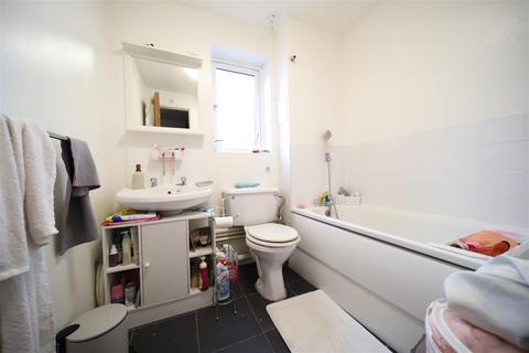 1 bedroom flat for sale, Swaythling Close, London