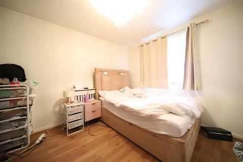 1 bedroom flat for sale, Swaythling Close, London