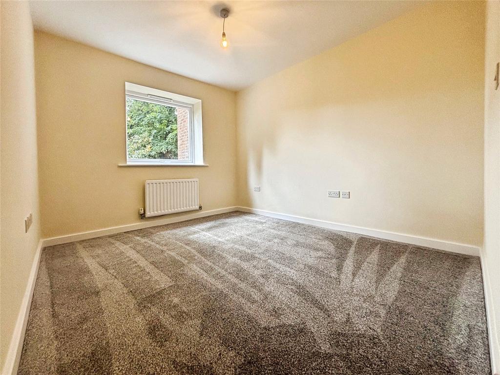 Apartment in Reading, Southcote - View 4