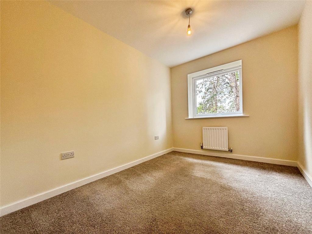 Apartment in Reading, Southcote - View 5