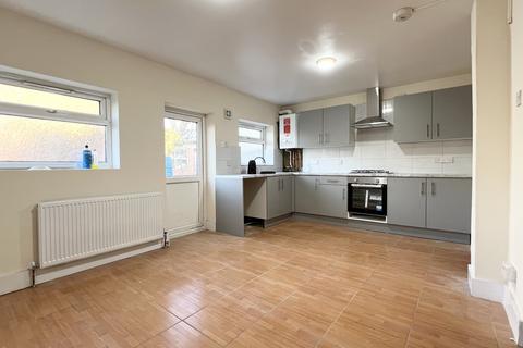 4 bedroom terraced house to rent, Altmore Avenue, London, E6