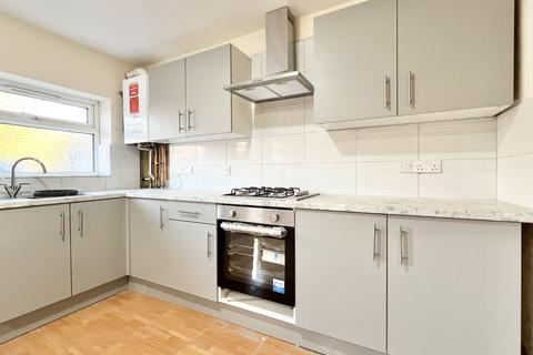 4 bedroom terraced house to rent, Altmore Avenue, London, E6