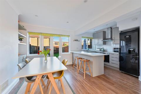34 Dirdene Gardens, Epsom, KT17 4AX