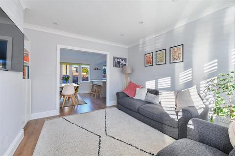 34 Dirdene Gardens, Epsom, KT17 4AX