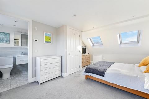 34 Dirdene Gardens, Epsom, KT17 4AX