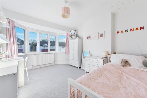 34 Dirdene Gardens, Epsom, KT17 4AX
