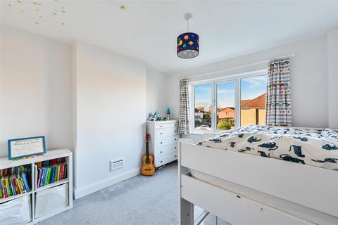 34 Dirdene Gardens, Epsom, KT17 4AX