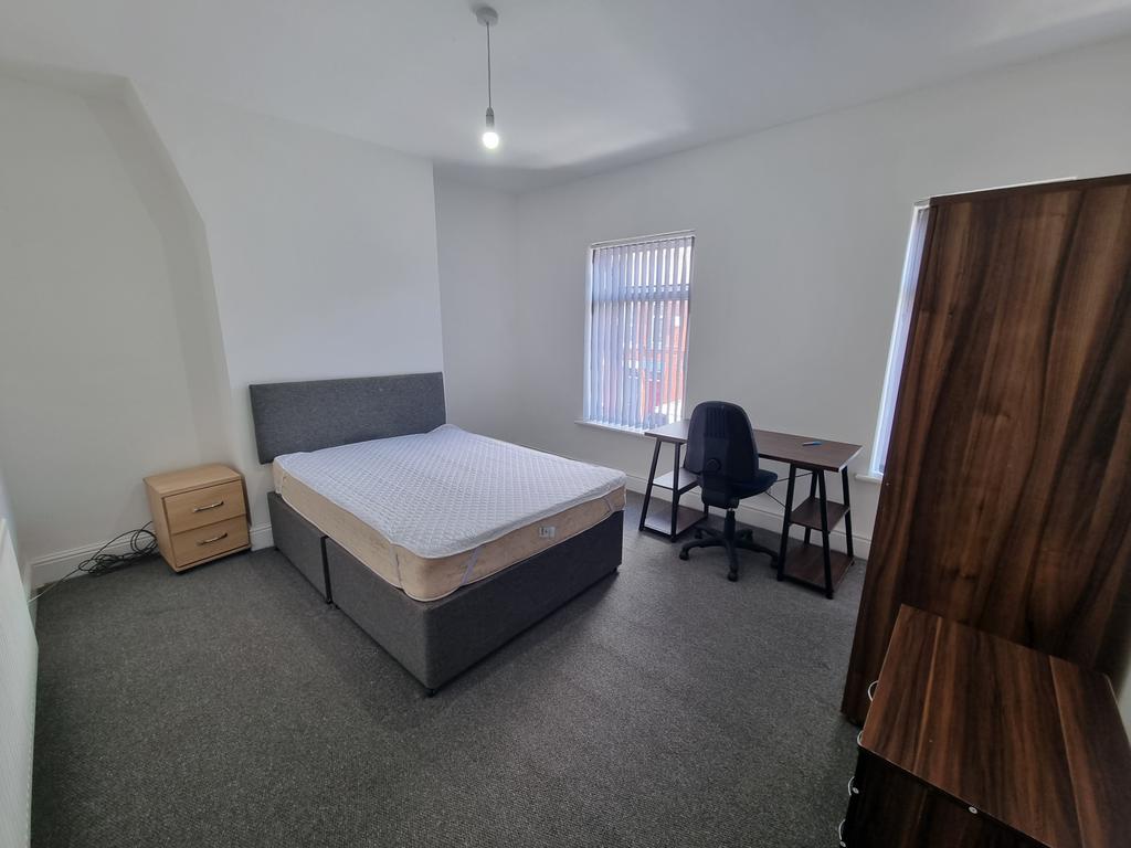 4 bed terraced house to rent Kippax Street, Manch