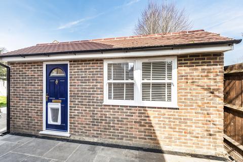 1 bedroom bungalow to rent, Penerley Road Catford SE6