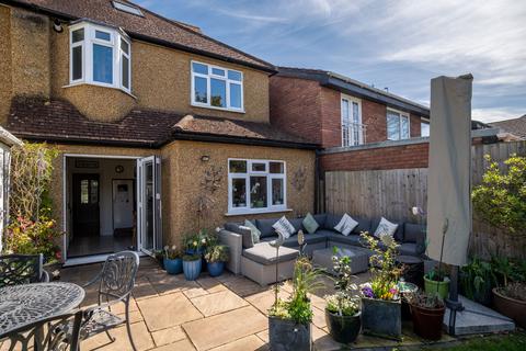1 Runnymede Close, Twickenham, TW2 7BT