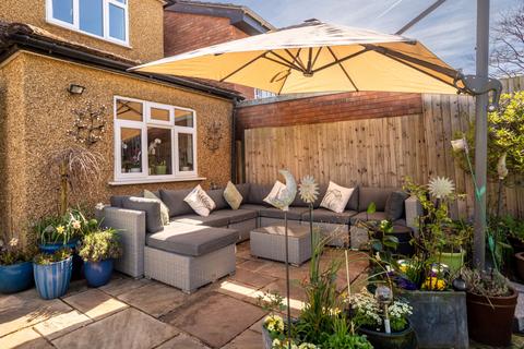 1 Runnymede Close, Twickenham, TW2 7BT