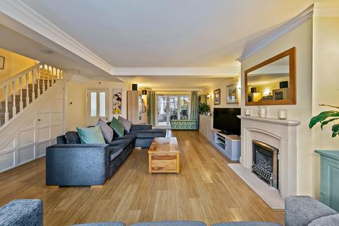 1 Runnymede Close, Twickenham, TW2 7BT