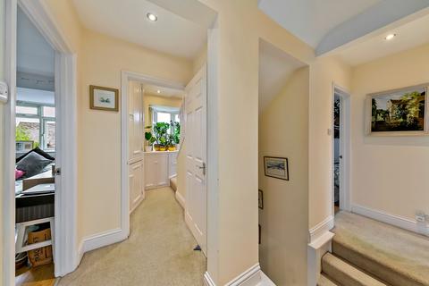1 Runnymede Close, Twickenham, TW2 7BT