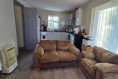 2 bedroom apartment to rent, Harrison House, Westwood Road,  IG3