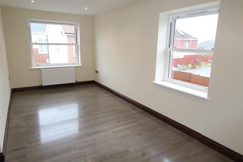 3 bedroom flat to rent, Wimborne Road, Moordown