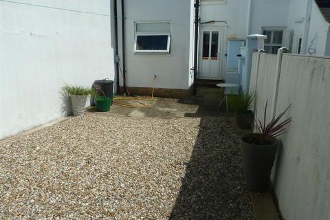 2 bedroom terraced house to rent, York Road, Walmer, CT14