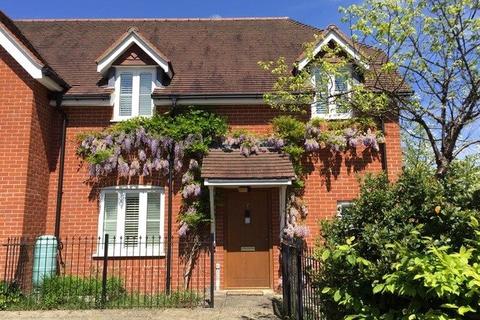 2 bedroom end of terrace house to rent, Lupin Gardens, Hampshire SO22