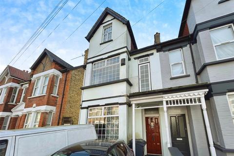 3 bedroom flat to rent, Edith Road, London