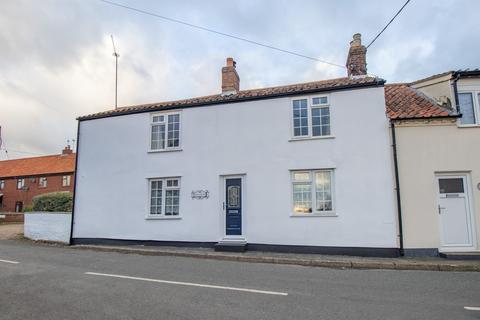 3 bedroom semi-detached house to rent, The Street, Sculthorpe