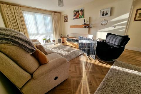 2 bedroom ground floor flat for sale, Seapoint, Barry, The Vale Of Glamorgan. CF62 6TB