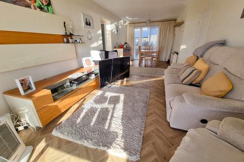 2 bedroom ground floor flat for sale, Seapoint, Barry, The Vale Of Glamorgan. CF62 6TB