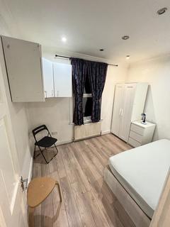 3 bedroom flat share to rent, Colchester Road, London E10