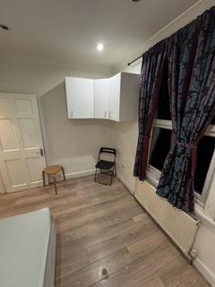 3 bedroom flat share to rent, Colchester Road, London E10