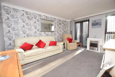 1 bedroom apartment for sale, Fernleigh Court, Romford RM7