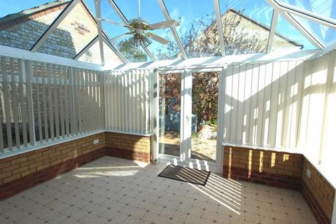 3 bedroom detached house to rent, DESBOROUGH WAY