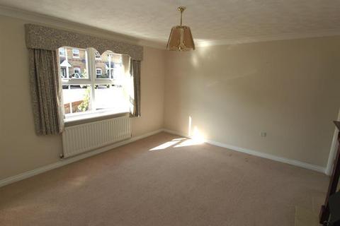 3 bedroom detached house to rent, DESBOROUGH WAY
