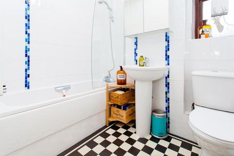 Flat 15, Halkett House Waterloo Gardens, London, E2 9HU