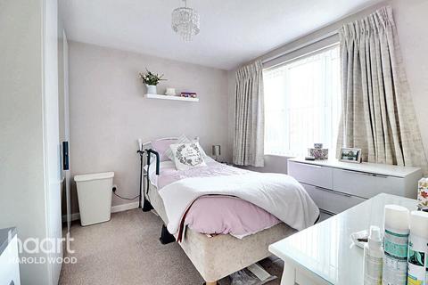 6 Watson Gardens, Harold Wood, Romford, RM3 0WZ