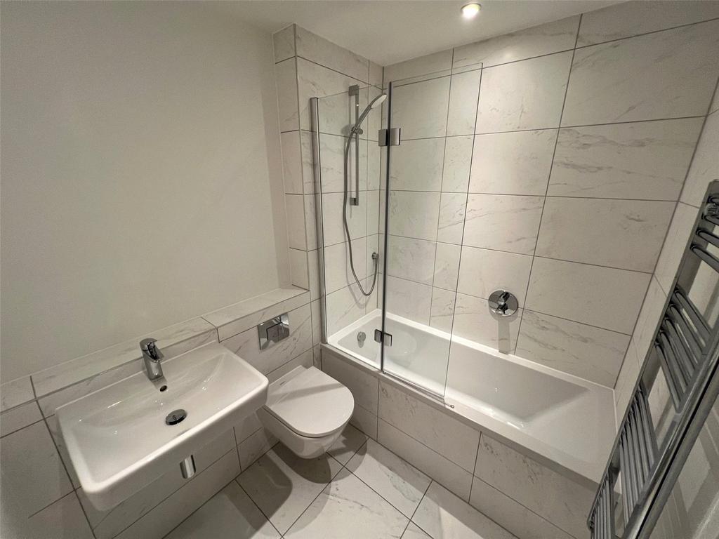 Plot 7 Main Bathroom