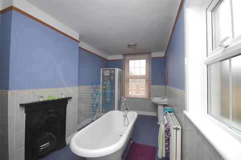 3 bedroom terraced house to rent, Sturry Road, Canterbury