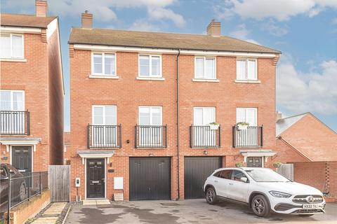 4 bedroom townhouse for sale, Moore Crescent, Aylesbury HP18