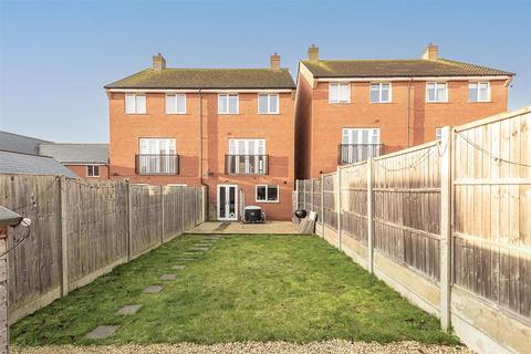 4 bedroom townhouse for sale, Moore Crescent, Aylesbury HP18