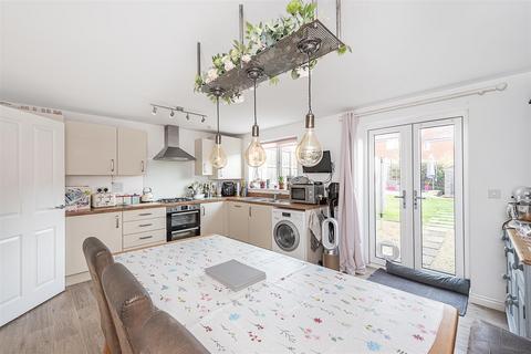 4 bedroom townhouse for sale, Moore Crescent, Aylesbury HP18